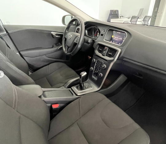 
								VOLVO V40 D2 full									